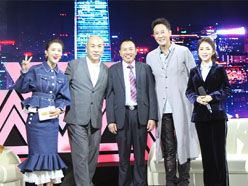 新望董事長(zhǎng)羅永輝與著名歌星劉尊老師、汪正正老師、郭津彤老師、主持人雅琪在北京電視臺(tái)錄制節(jié)目現(xiàn)場(chǎng)親切合影